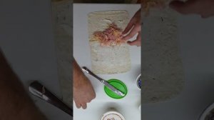 Быстрый завтрак из лаваша ролл с ветчиной и сыром в лаваше