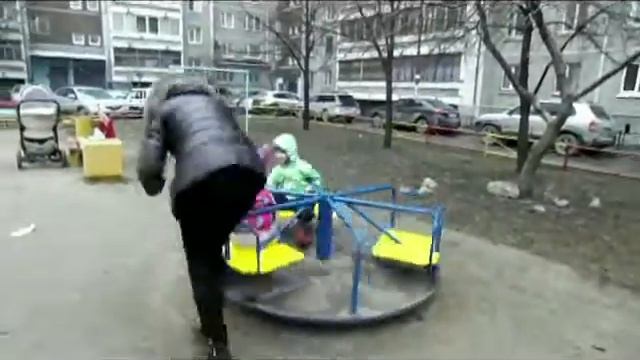 Какие бывают мамы. Ребенок и мама гуляют на детской площадке