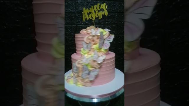 Floral themed cake #sweetstogo#cakes #icing #floral смотреть онлайн