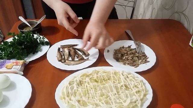 Салат Рыбки в пруду. Вкусный салат с шпротами.