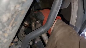 Renault Premium DXI, в поисках проблемы с АПМ, проверяю забитость трубок компрессора.