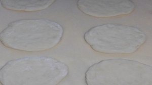 Мини-пиццы с помидорами и сыром