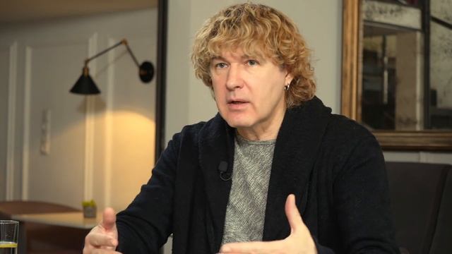 Вячеслав Дюденко о становлении профессии парикмахера в Украине, лихих 90-х и настоящих мужчинах.