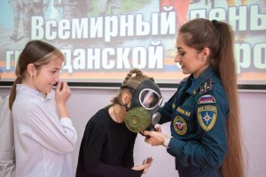 Во Всемирный день гражданской обороны севастопольские сотрудники МЧС провели уроки для школьников