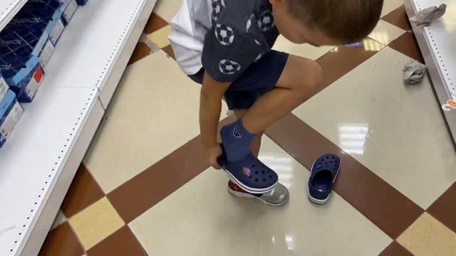 ПОКУПАЕМ ОБУВЬ ДЛЯ ДЕТСКОГО САДА || СХОДИЛИ В ПОЛИКЛИНИКУ смотреть онлайн
