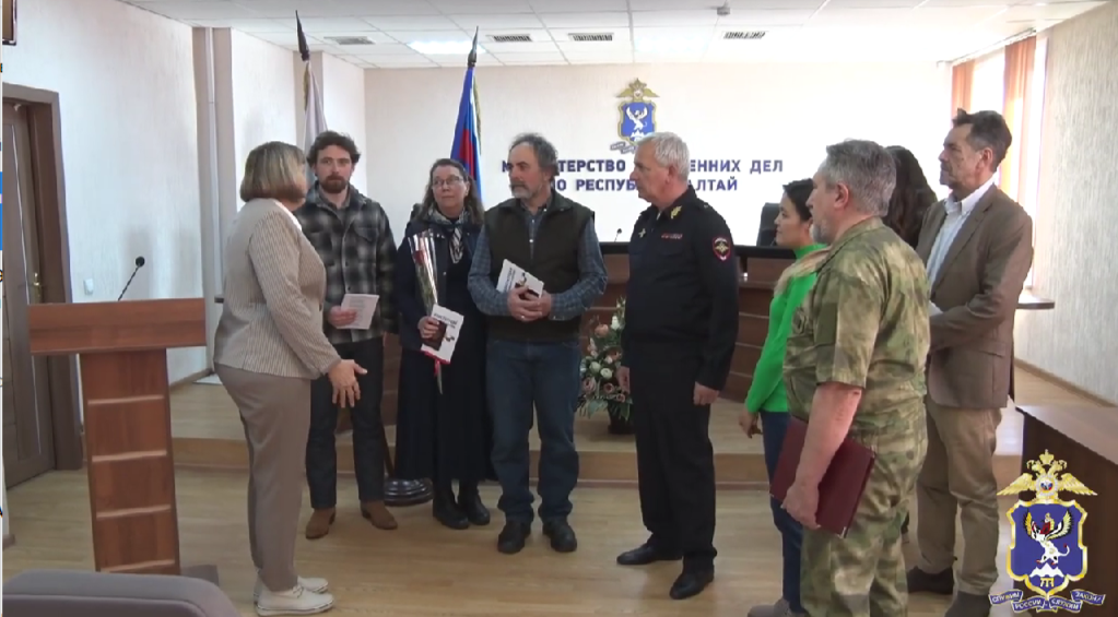 Шесть граждан, прибывших в Республику Алтай из Австралии и Киргизии, присягнули на верность России
