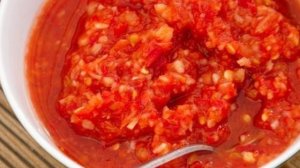 Аджика из помидоров и чеснока, без перца