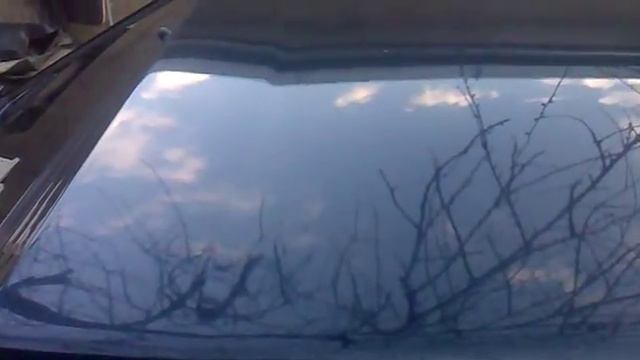 Раскачивает