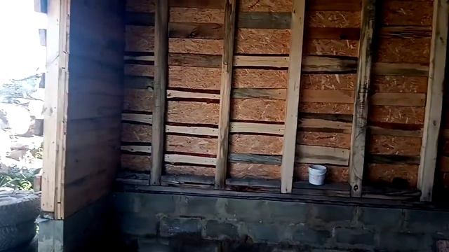 Строительство деревенского гаража их ОСБ листа и досок. Готовлю стены под засыпку стружки с глиной. смотреть онлайн