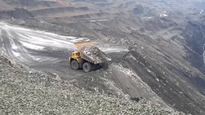 разгрузка белаза 220 тонн разрез кедровский