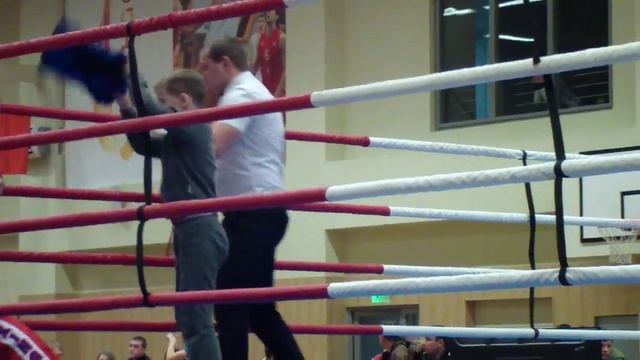 Чемпионат края по кикбоксингу финал 2004-2006 г. (Тришкин Vs Вакалов 42 kg лайт-контакт) смотреть онлайн