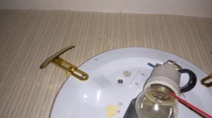 Как открутить застрявшую лампу из светильника