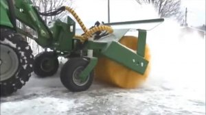 Мини трактор Avant зимой