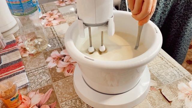 Японка готовит блины на Масленицу