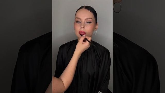 Не любите классический красный цвет помады ?Тогда смотрим видео!