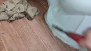 Как прикрипить унитаз на гнилой или рыхлый пол. Классная приспособа.