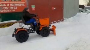 Чистка снега минитрактором переломка КРЕПЫШ