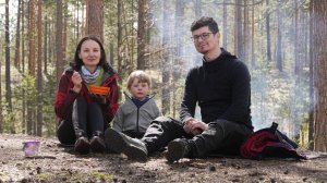 СЕМЬЯ В ЛЕСУ, НОЧЬ В ПАЛАТКЕ, ЕДА НА ОГНЕ, КОСТЕР ИЗ ОГНИВА