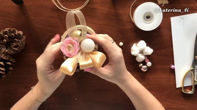 Новогодние елочные игрушки своими руками за 5 минут | поделка из шишки | идея новогоднего подарка смотреть онлайн