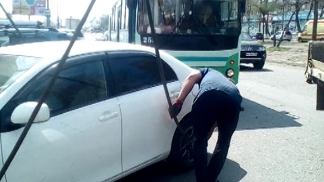Эвакуация машины нарушителя.
