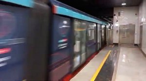 НОВЫЙ тематический поезд «БКЛ - сердце московского метро» прибывает на станцию Зюзино.