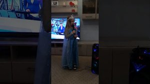 Алиса поет песню Эльзы