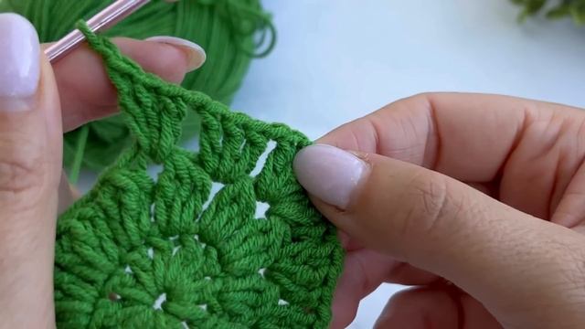 Все вяжут этот бабушкин квадрат крючком разноцветным, а я связала однотонным Посмотри что получилос смотреть онлайн