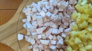 Салат с копченой курицей, ананасами, сыром и чесноком. Вкусно и пикантно!