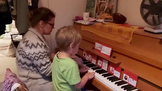 Первые уроки. Лео, 5 лет 1 мес. Занимается на фортепиано 1 месяц. смотреть онлайн