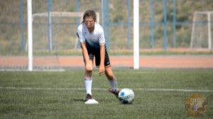 Девочки играют в футбол