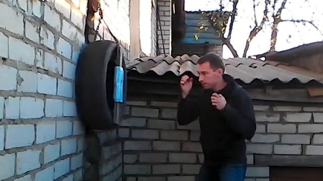Отработка ударов на самодельной макиваре из покрышки
