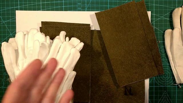 Перчатки для работы с кожей. Я выбрал тонкие хлопковые перчатки, которые дышат