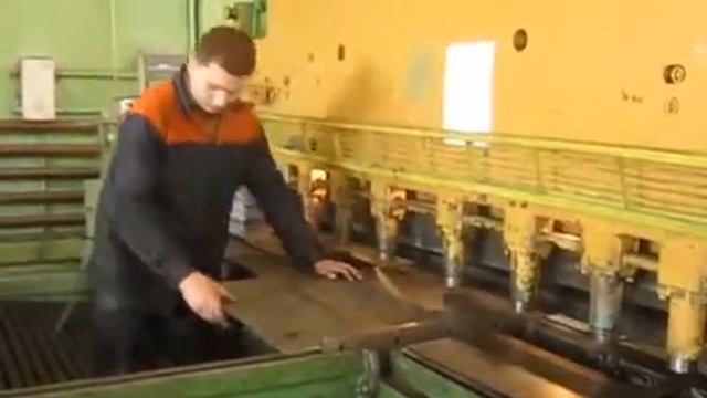 Резка металла на гильотинных ножницах смотреть онлайн