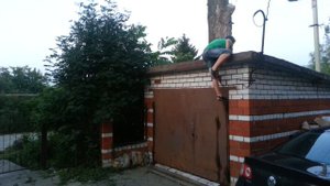 Как быстро залезть на гараж?
