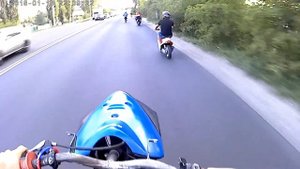 Стант толпой на мопедах