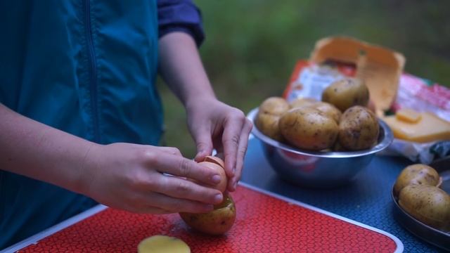 Картошка печеная в золе: пять вкусных и простых рецептов (с беконом, яйцом, сыром, чесноком)