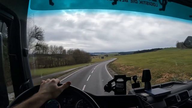 Поломка в рейсе у ж/д вокзала. Дальнобой по Европе. смотреть онлайн