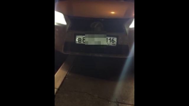 Автомобиль, который на ходу прячет свой номер от камер смотреть онлайн