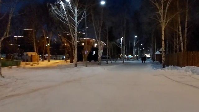 В ПАРКЕ  МАЯКОВСКОГО НОВОГОДНЯЯ АТМОСФЕРА ?