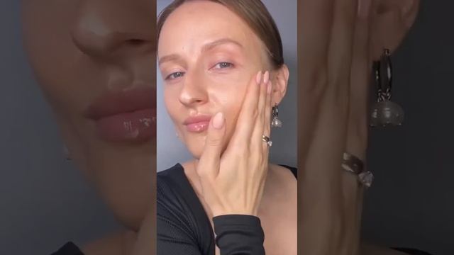 Сияющие акценты с жидким хайлайтером и увлажняющим тонирующим кремом от SW: советы визажиста смотреть онлайн