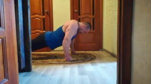 Отжимания от пола на кулаках,два варианта ?