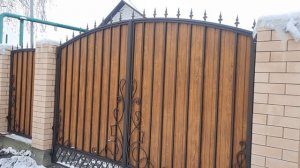 Забор из двухстороннего профнастила под дерево с элементами ручной художественной ковки своими рука