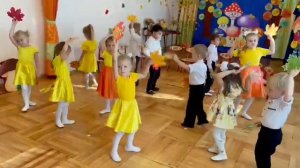 Танец с листиками средняя группа