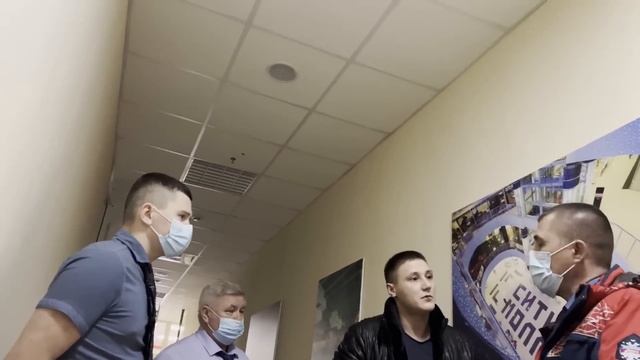 Из-за вопросов о QR-КОДАХ борзые охранники ВЫТАЛКИВАЮТ блогеров из тц