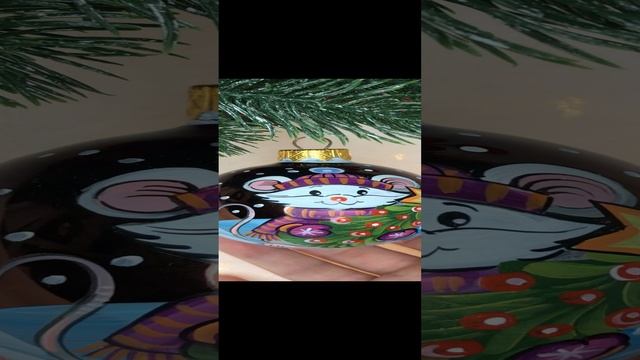 Арт. М10  Шар с ручной росписью 65 мм «Мышонок с ёлочкой»