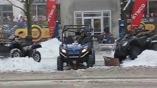 Śniegowe zabawy - CF Moto Z6 смотреть онлайн