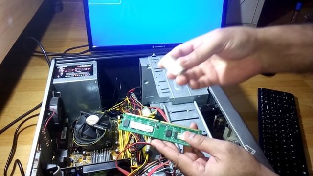 No display on monitor// pc turns on but no display easy fixed смотреть онлайн