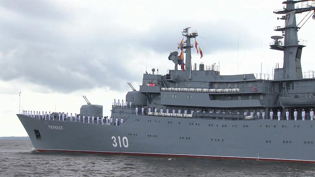 За неделю до Главного военно-морского парада в Петербурге состоялась первая сводная тренировка