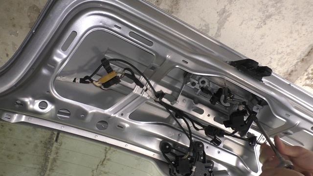 VW Polo 2001-2009 Как снять замок крышки багажника и активатор - removing the trunk lock смотреть онлайн