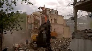 Как ломают  дом